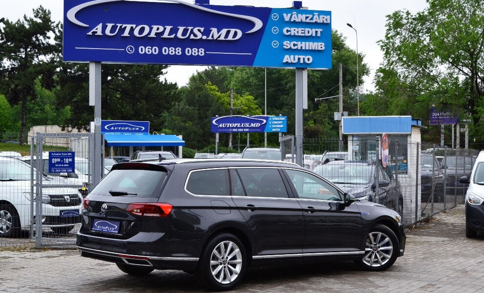 Volkswagen Passat 2021 - Image 2
