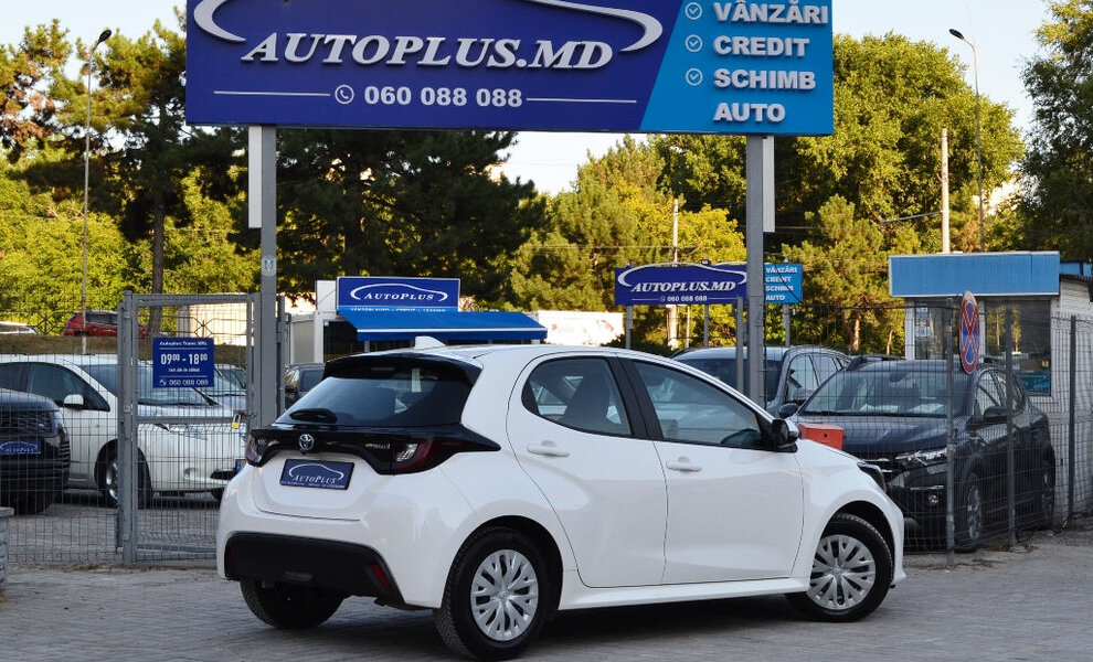 Toyota Yaris Hybrid - Image 2