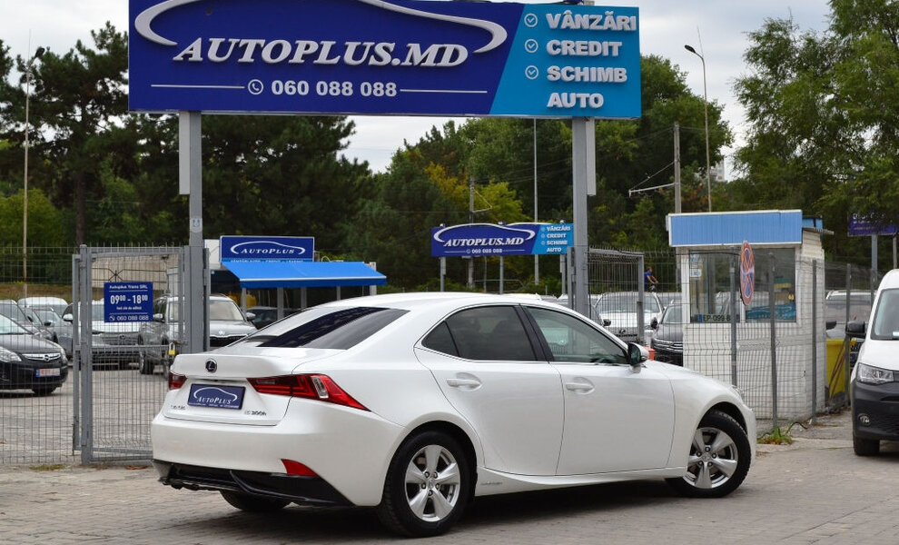 Lexus IS 300h - Image 2