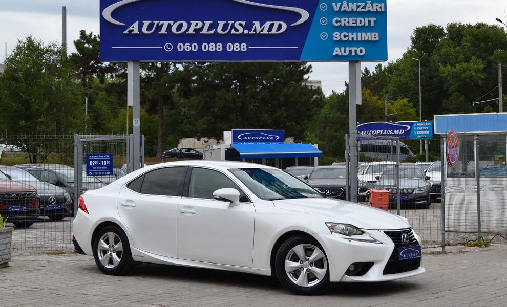Lexus IS 300h - Image 3