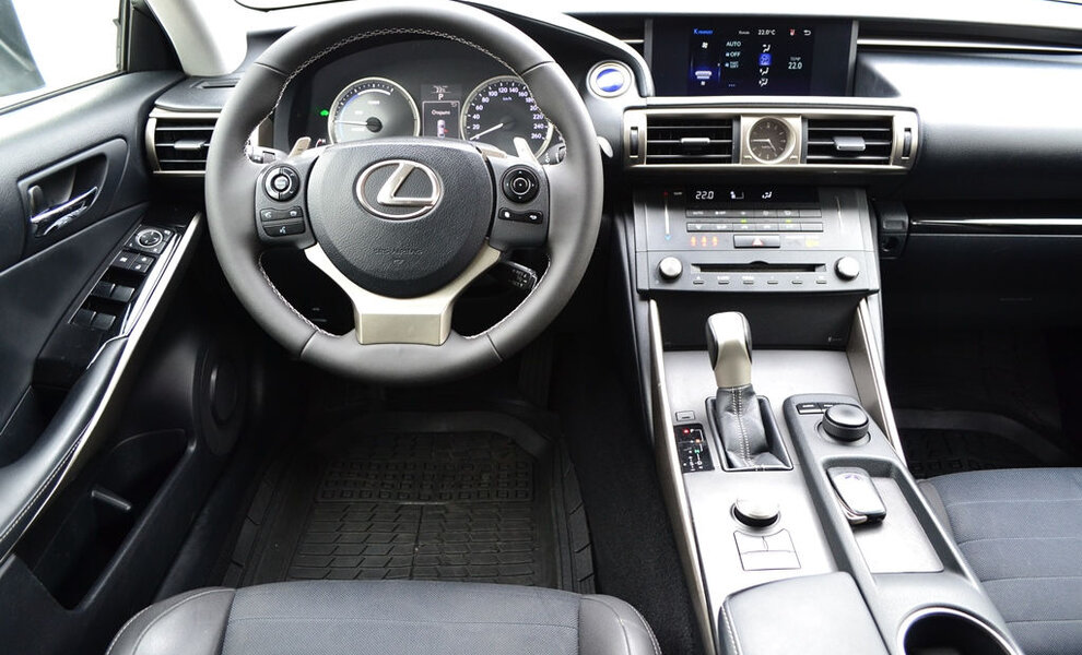 Lexus IS 300h - Image 5