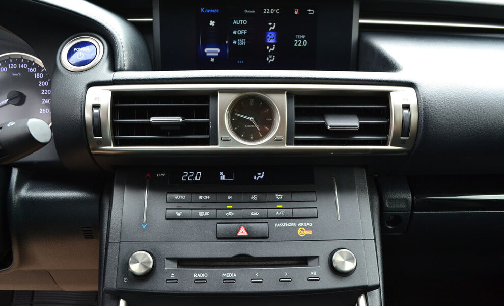 Lexus IS 300h - Image 8