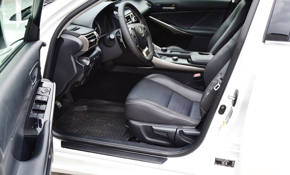 Lexus IS 300h - Image 10