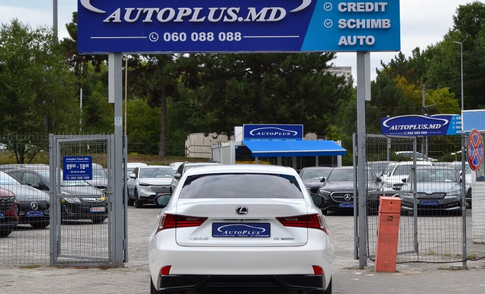 Lexus IS 300h - Image 14