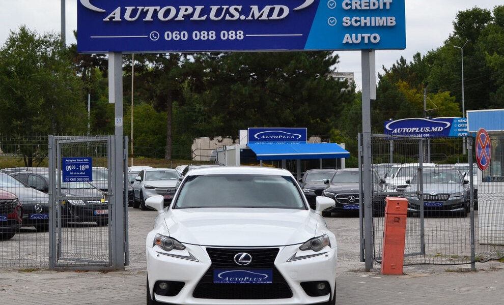 Lexus IS 300h - Image 15