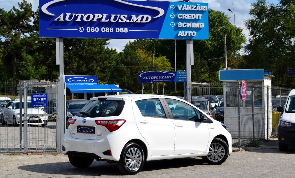 Toyota Yaris Hybrid - Image 2
