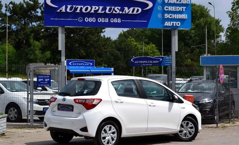 Toyota Yaris Hybrid - Image 2