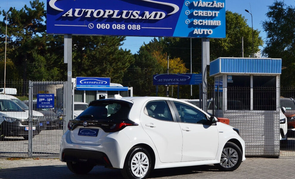 Toyota Yaris Hybrid - Image 2