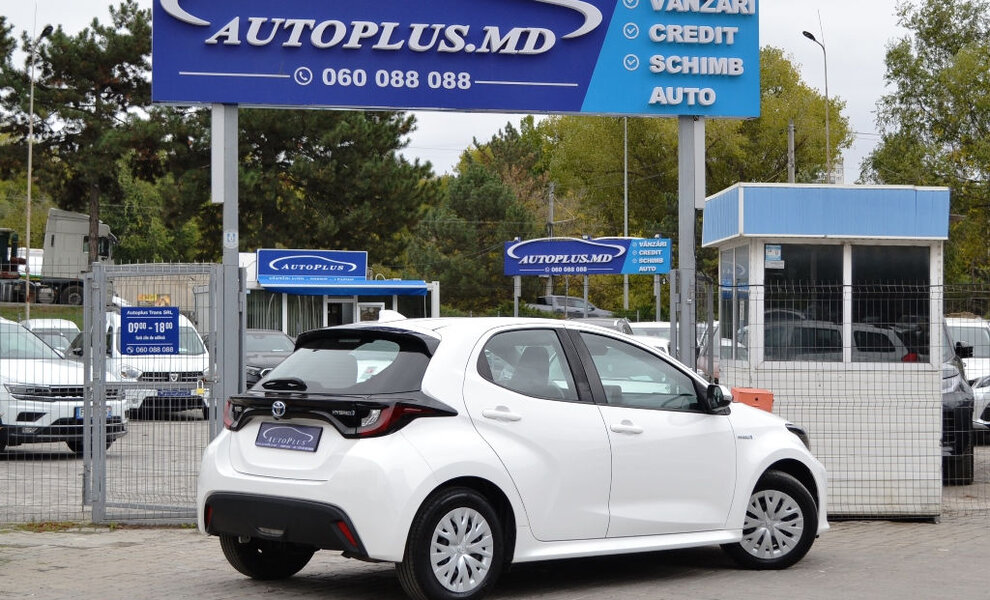 Toyota Yaris Hybrid - Image 2